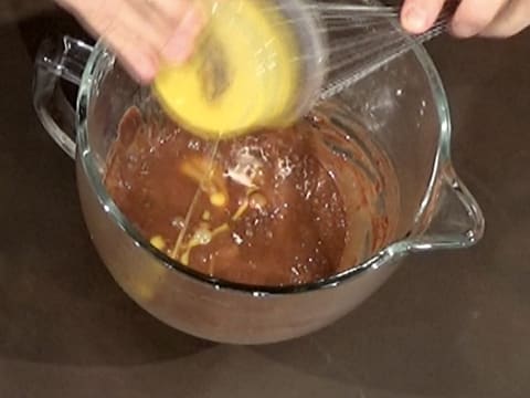 Ajout des jaunes d'oeufs dans la préparation chocolatée, dans la cuve du batteur
