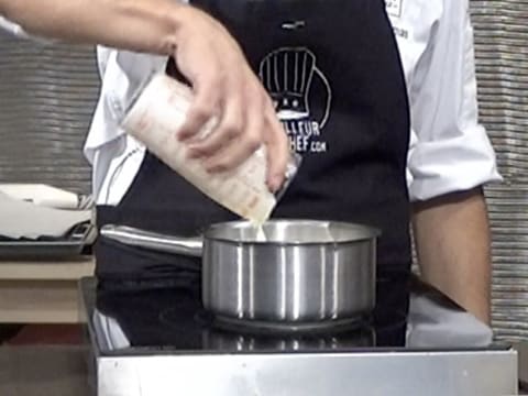 La crème fleurette est versée dans une casserole qui a été placée sur une plaque de cuisson