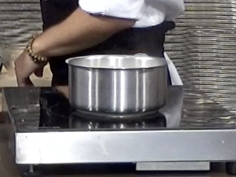 La préparation dans la casserole qui est sur la plaque de cuisson, est laissée de côté pour infusion