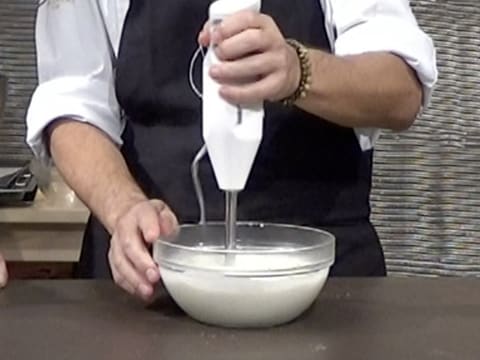 La préparation crémeuse au chocolat blanc est mixée avec un mixeur plongeant