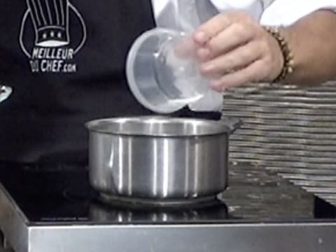 Ajout du sel fin dans la casserole qui est sur la plaque de cuisson
