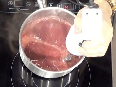 La préparation à la griotte est mixée avec le mixeur plongeant, dans la casserole