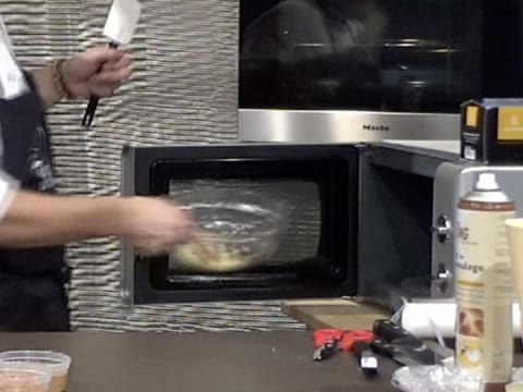 Le saladier contenant le beurre de cacao et le chocolat noir est placé dans le four à micro-ondes