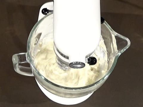 La crème vanillée est montée en crème fouettée avec le batteur électrique