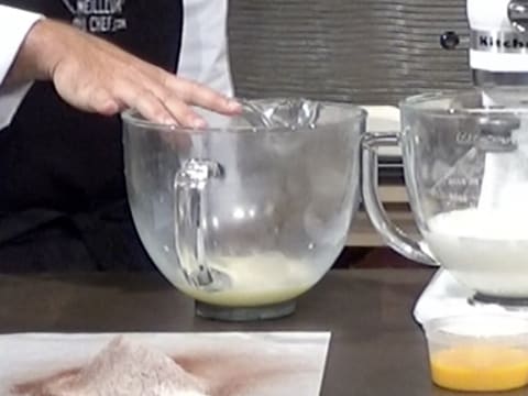 Dans une cuve il y a le beurre, le sucre et sel qui sont fondus dans le lait, et à droite il y a une seconde cuve qui contient les blancs en neige et un petit récipient dans lequel se trouve des jaunes d'oeufs