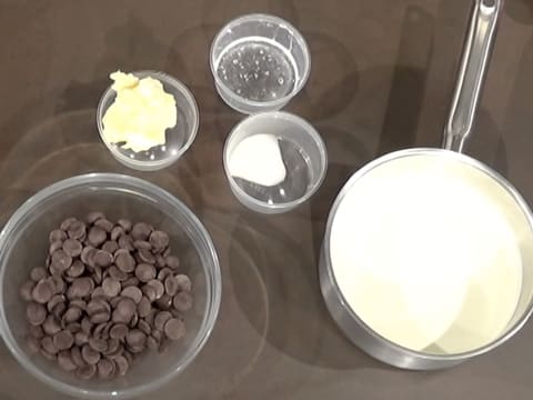 Tous les ingrédients pour la réalisation du glaçage chocolat