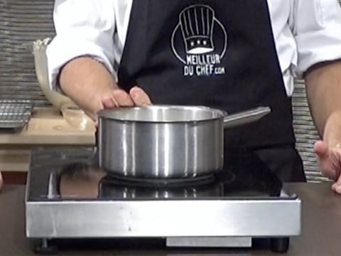 La casserole est mise à chauffer sur la plaque de cuisson