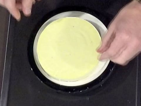 L'insert constitué du biscuit fromage blanc et de la crème Mojito est placé dans le moule silicone, sur la mousse Philadelphia citron vert