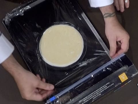 Le moule silicone et l'entremets sont filmés au contact avec une feuille de papier film