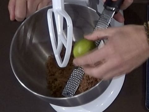 Ajout des zestes de citron vert dans la cuve du batteur sur le crumble