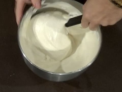 Mélange de la préparation aux oeufs et au fromage blanc avec les poudres tamisées, à l'aide d'une spatule type maryse