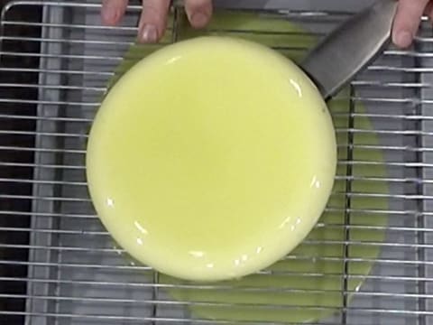 L'entremets glacé est pris avec une spatule métallique