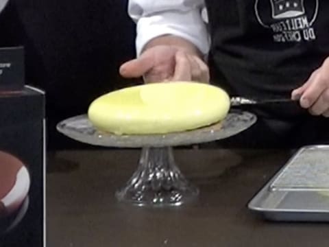 L'entremets glacé est placé sur le fond croustillant qui est posé sur le plat de service