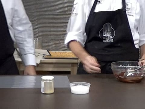 Tous les ingrédients pour la décoration finale de l'entremets