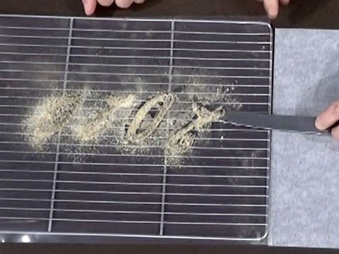 La feuille guitare est placée sur une grille, et le chiffre 2 est soulevé avec la lame d'un couteau