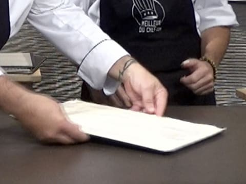 La pâte à biscuit fromage blanc étalée sur la plaque à pâtisserie est prise pour être placée dans le four