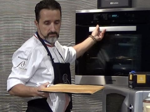 Au terme de la cuisson le biscuit fromage blanc est doré