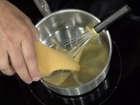 Les oeufs entiers préalablement battus sont versés dans une casserole