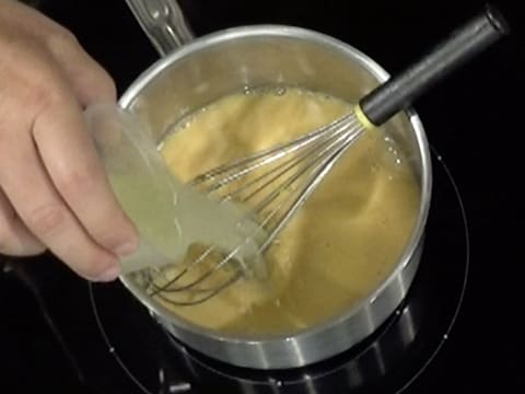 Ajout du jus de citron vert dans la casserole, sur les oeufs battus