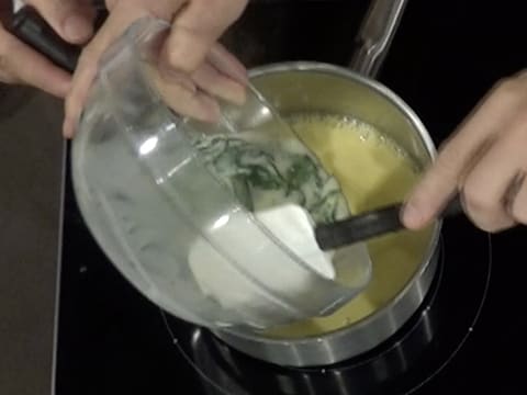 Ajout de la préparation à la crème et à la menthe dans la casserole contenant le mélange à base d'oeufs et de citron vert