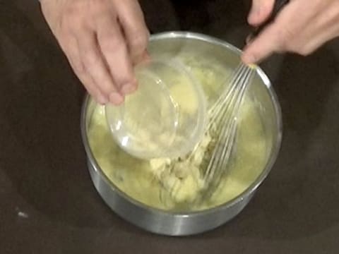 Les pistoles de chocolat blanc sont versées dans la casserole sur la crème à la menthe et au citron vert