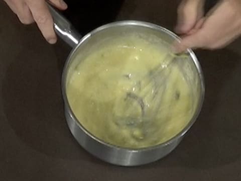 Mélange de la préparation à la crème à la menthe et au citron vert avec le beurre de cacao et le chocolat blanc