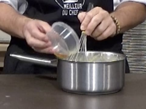 Ajout du rhum dans la casserole