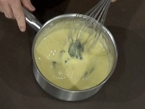 Nous obtenons notre crème à la menthe, citron vert et chocolat blanc