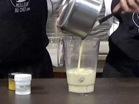 La crème Mojito obtenue est versée dans un pichet verseur