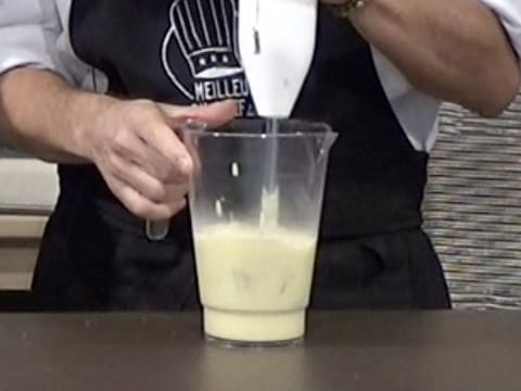 La crème Mojito est mixée dans le pichet verseur, à l'aide d'un mixeur plongeant