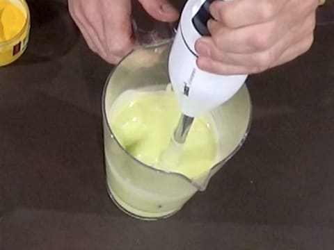 La crème Mojito est mixée avec le mixeur plongeant