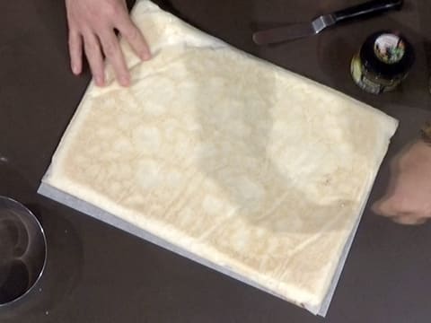 Le biscuit fromage blanc est retourné sur une feuille de papier sulfurisé