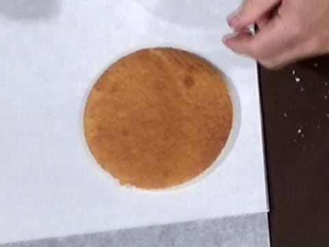 Le disque de biscuit fromage blanc est placé sur une feuille de papier sulfurisé