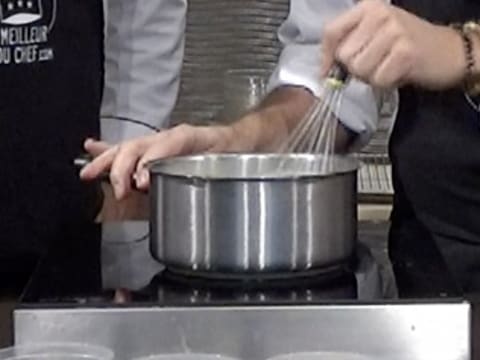 Mélange de la préparation dans la casserole, à l'aide d'un fouet