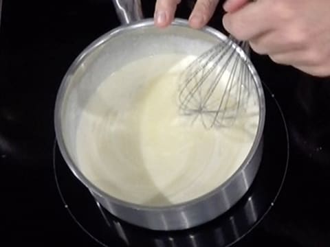 Mélange et cuisson de la crème et du sucre dans la casserole