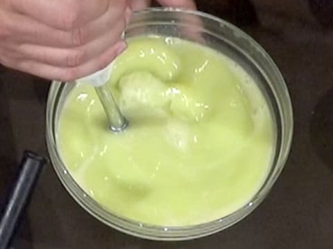 Mixage du glaçage vert à l'aide d'un mixeur plongeant