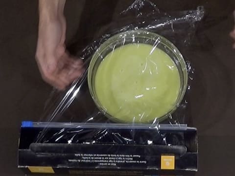 Le glaçage vert est filmé au contact avec une feuille de papier film