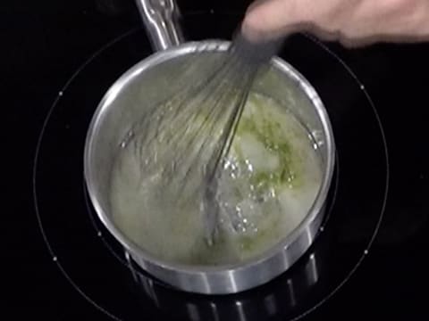 Mélange au fouet de la préparation au citron vert en ébullition