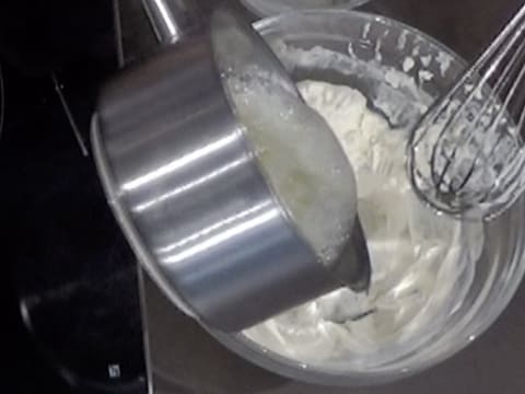 Le sirop est versé dans le saladier, sur le mélange fromage blanc et rhum