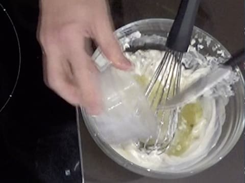 Ajout de la gélatine hydratée dans le saladier contenant le mélange fromage blanc, rhum et sirop