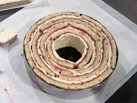 Bandes de biscuit dans cercle à mousse