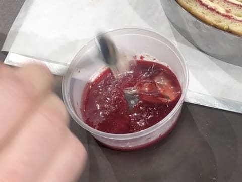 Mélange nappage miroir avec purée de framboise