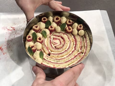 Cercle à mousse retiré du gâteau