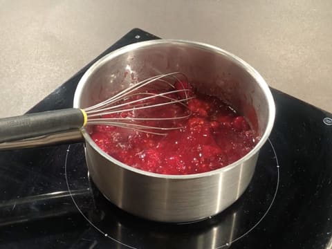 Purée de framboise dans casserole