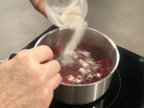 Ajout pectine et sucre dans casserole