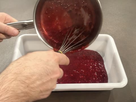 Confit de framboise versé dans bac