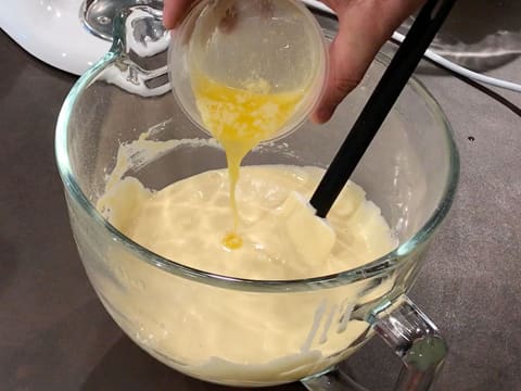 Ajout du beurre clarifié dans la préparation blanchie dans la cuve du batteur