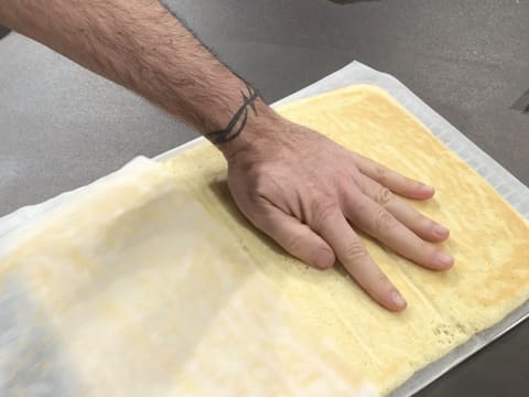 Retrait feuille de cuisson du biscuit