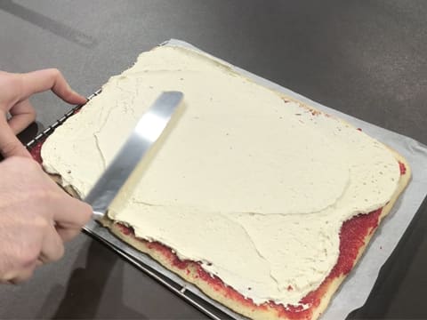 Crème mousseline étalée sur confit de framboise