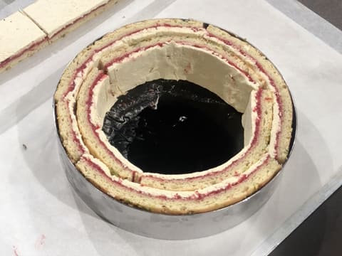 Bandes de biscuit dans cercle à mousse